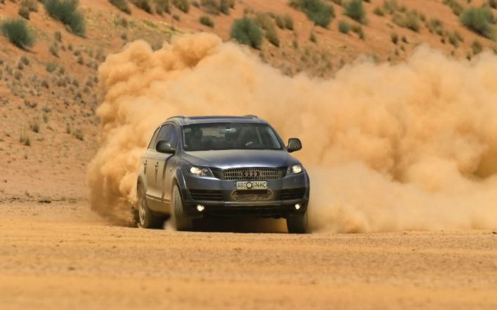 Audi Q7 в пустыне