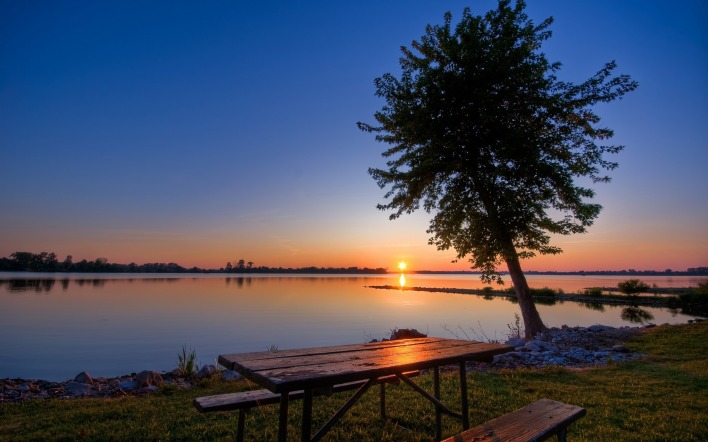закат озеро дерево стол скамейка