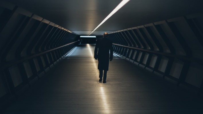 туннель коридор человек в черном