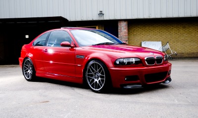 красный автомобиль BMW M3