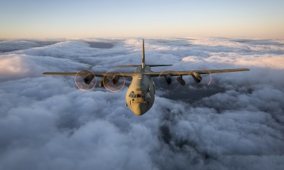 самолет военный транспортный над облаками полет