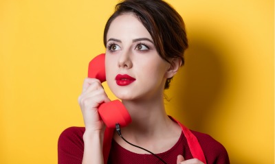 девушка телефон трубка губы минимализм желтый фон