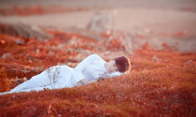 девушка лежит на траве в белом