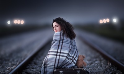 девушка железная дорога рельсы ночь одеяло