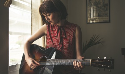 девушка гитара у окна
