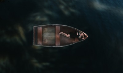 девушка в лодке вид сверху
