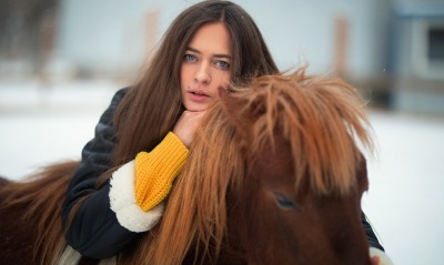 девушка лошадь брюнетка грива