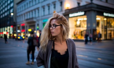 девушка блондинка улица город в очках