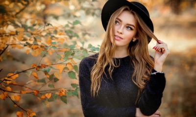 девушка в шляпе в черном задумчивая осень деревья