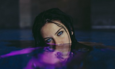 девушка лицо под водой брюнетка глаза взгляд
