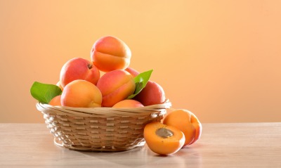 абрикосы, плетеная корзинка