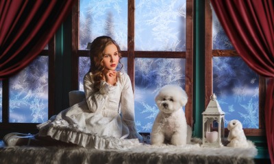 девочка игрушка собака у окна