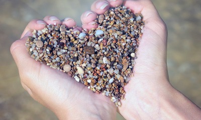 сердце камушки руки