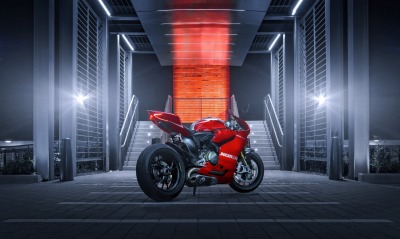 красный мотоцикл Ducati