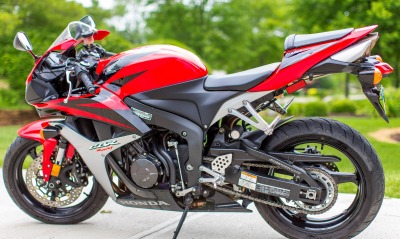 мотоцикл хонда красно-черный
