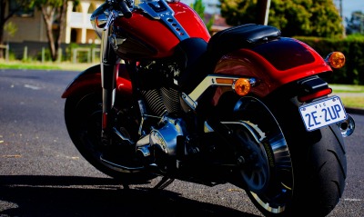 мотоцикл красный cruiser асфальт двигатель бак