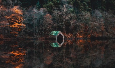 озеро лес хижина отражение водоем