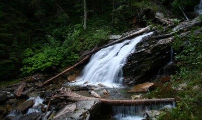 Водопад в лесу