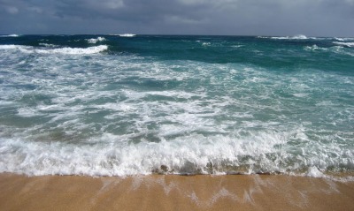 Волны на морском побережье