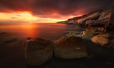 Закат над морем камни скалы