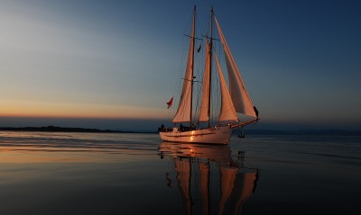 Парусная яхта на закате
