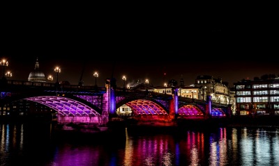 мост подсветка река город ночь