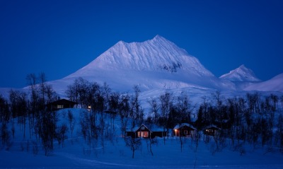 гора деревня зима домики снег