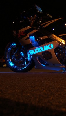 Suzuki в неоновой подсветке