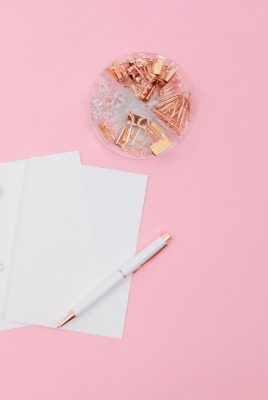 скрепки лист ручка розовый фон минимализм